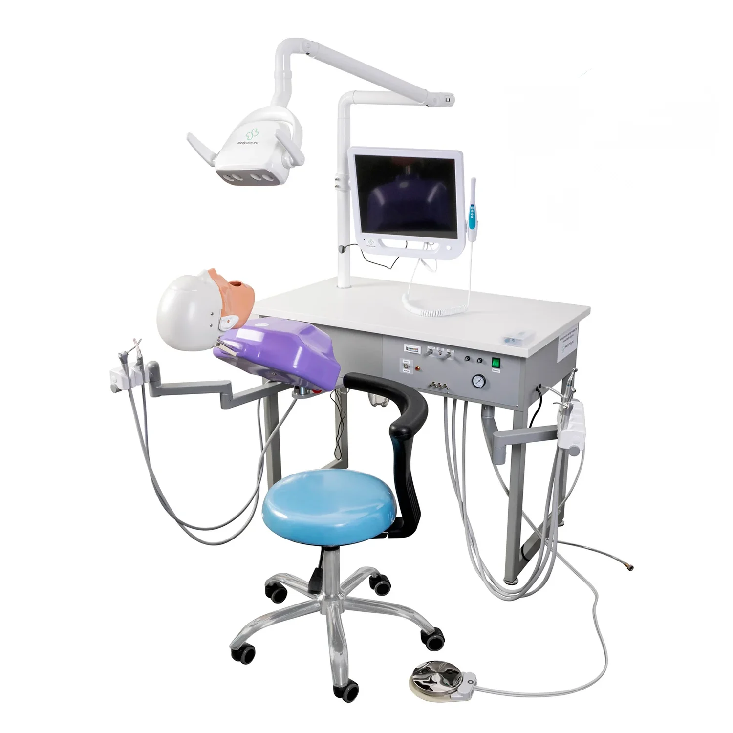 Behandlungszimmer-Setup: Patientenstuhl, Operationsleuchte, Monitor und diverse Zahnarztinstrumente auf einem Beistellwagen (klinische Zahnpflegeszene).