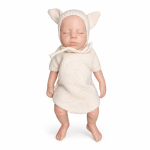 Lebensechte Babypuppe in einem cremefarbenen Strickkleid mit Kapuze und Ohren, stehend auf weißem Hintergrund.