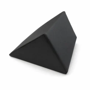 Schwarzes keilförmiges Kissen mit dreieckigem Paneeldesign auf weißem Hintergrund für ein Produktfoto.
