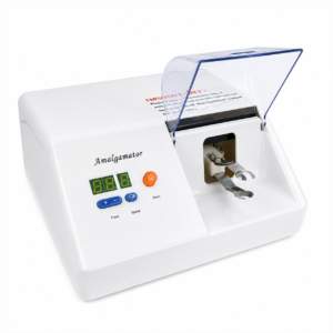Weiße zahnärztliche Amalgamatormaschine mit transparentem Deckel, digitalem Display und blauen Steuertasten mit der Beschriftung Zeit und Geschwindigkeit — Amalgamatormaschine von oben auf weißem Hintergrund.