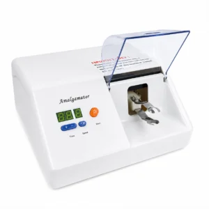 Weiße zahnärztliche Amalgamatormaschine mit transparentem Deckel, digitalem Display und blauen Steuertasten mit der Beschriftung Zeit und Geschwindigkeit — Amalgamatormaschine von oben auf weißem Hintergrund.