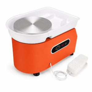 Elektrische Töpferscheibe für den Tisch mit silberner Drehscheibe in einer weißen Schale auf orangefarbenem Sockel, plus Fußpedal und Netzkabel.