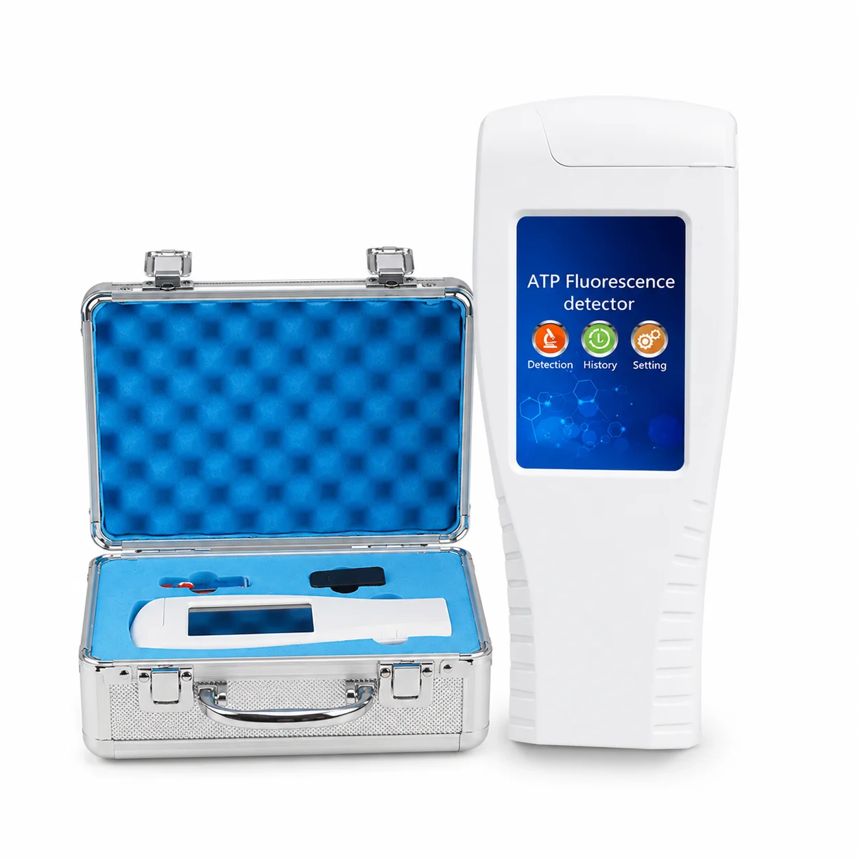 Tragbarer ATP-Fluoreszenzdetektor (handheld) neben einem offenen Silberkoffer mit blauem Schaumstoff, zur Prüfung der Oberflächenreinheit.