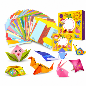 Bunte Origami-Tiere und Papierbastelarbeiten, arrangiert mit gemusterten Umschlägen und Schachteln, auf weißem Hintergrund