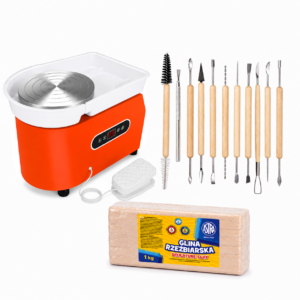 Orange Töpferscheibe mit Fußpedal und einem Satz Modellierwerkzeuge mit Holzgriff plus einem Block Modelliermasse für Töpferei und Modellieren.