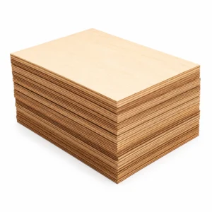 Hoher Stapel Sperrholzplatten mit sichtbaren geschichteten Kanten, heller Holzton auf weißem Hintergrund
