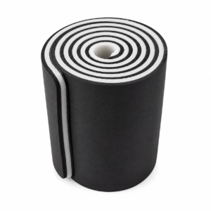 Gerollte schwarze Schaumstoff-Yogamatte mit weißen Rändern, von oben gesehen.