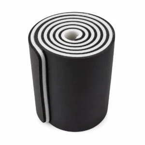Gerollte schwarze Schaumstoff-Yogamatte mit weißen Rändern, von oben gesehen.