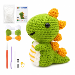 Grüner gehäkelter Dinosaurier-Amigurumi mit orangefarbenen Stacheln, Teil eines DIY-Häkelkits mit Garn, Nadeln und einer Anleitung.