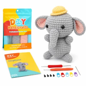 Amigurumi-Elefanten-Bastelset mit Garn, Strickanleitung, Werkzeugen und Häkelnadel-Set, daneben ein graues gehäkeltes Elefantenspielzeug und eine bunte Tüte mit DIY-Bastelmaterialien.