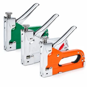Drei Metallhefter in Orange und Grün, diagonal auf weißem Hintergrund angeordnet.