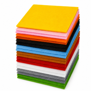 Stapel bunter Filzplatten in Regenbogenfarben übereinander geschichtet (oben gelb, dann pink, orange, blau, grün und mehr).