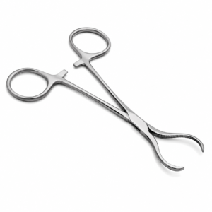 Zwei chirurgische Instrumente aus Edelstahl sind gekreuzt: eine gerade Schere mit Ringen und eine gebogene Nadelzange mit gezahnten Backen.
