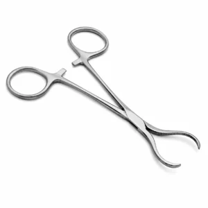 Zwei chirurgische Instrumente aus Edelstahl sind gekreuzt: eine gerade Schere mit Ringen und eine gebogene Nadelzange mit gezahnten Backen.