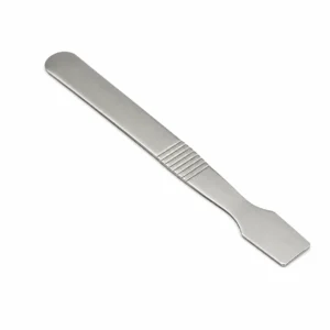 Edelstahlflachschaber mit abgerundeter Spitze und gerilltem Griffbereich zum Verstreichen von Butter oder Aufstrichen.