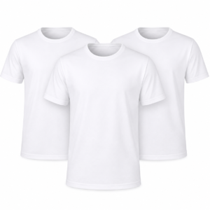Drei schlichte weiße Rundhals-T-Shirts übereinander geschichtet, kurze Ärmel und keine Logos, auf weißem Hintergrund.