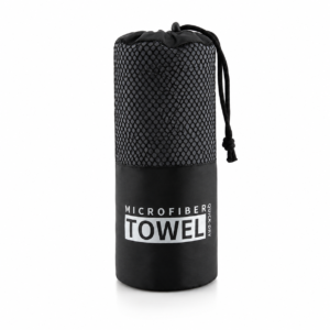 Schwarzes Mikrofaserhandtuch in einem Netzbeutel mit Kordelzug, gekennzeichnet mit „MICROFIBER Towel“ für den Schnelltrockengebrauch.