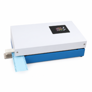 Weißer Desktop-Drucker mit blauem Sockel, der einen hellblauen bedruckten Streifen von der Seite ausgibt