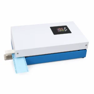 Weißer Desktop-Drucker mit blauem Sockel, der einen hellblauen bedruckten Streifen von der Seite ausgibt