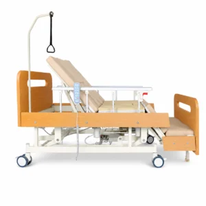 Verstellbares Krankenhausbett mit Holz-Kopf-/Fußteil, Seitengittern, Rädern und einer Überkopftrapezstange.