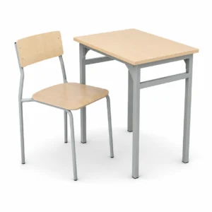 Hölzerner Schreibtisch mit heller Holzplatte und grauen Metallbeinen neben einem passenden Holzstuhl in einem Klassenzimmer