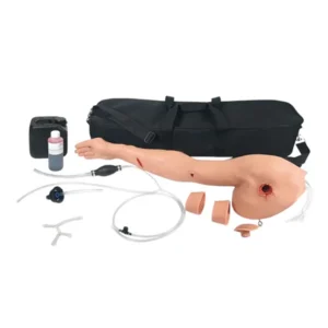 Medizinisches Trainingskit für intraossäre Infusion: Kunststoffarm mit Einführstelle, IV-Schlauch, Konnektoren und Tragetasche.