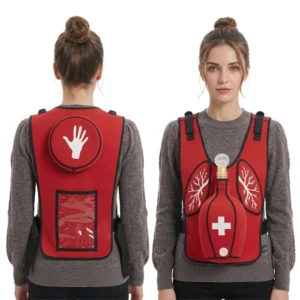 Rote medizinische Trainingsweste von vorne und hinten gezeigt, mit anatomischer Lunge-Grafik auf der Brust und einem runden Emblem mit einer Hand auf dem Rücken für CPR-Training